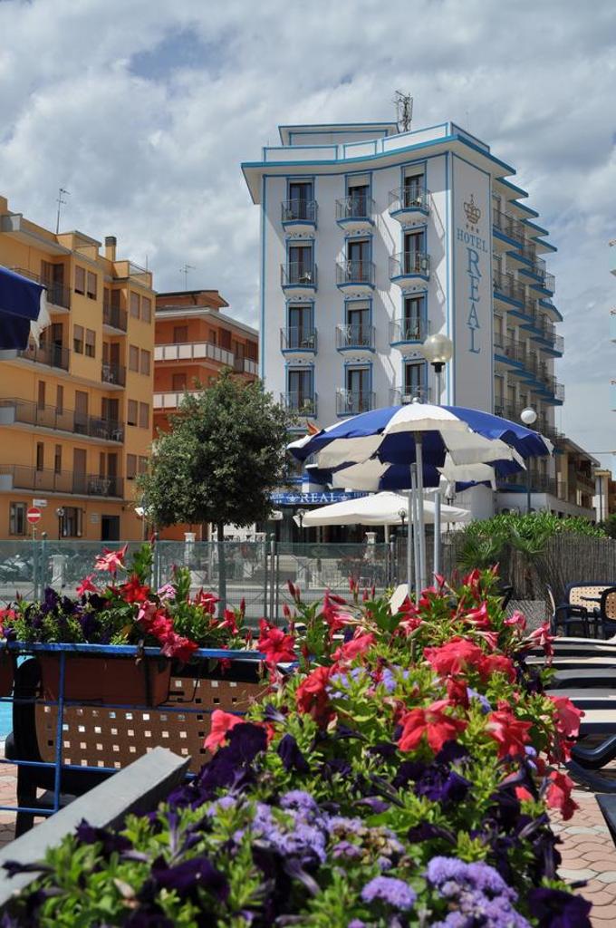Un bouquet de fleurs devant un bâtiment dans l'établissement Hotel Real, à Sottomarina