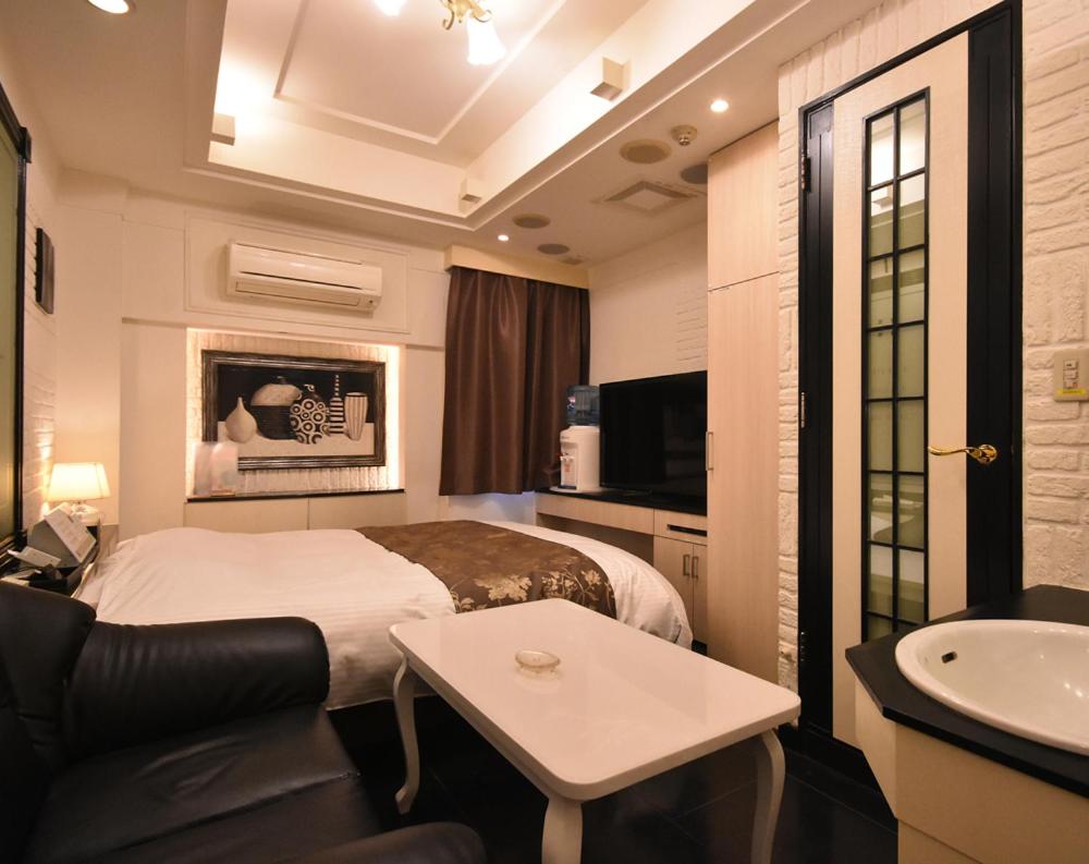 une chambre d'hôtel avec un lit et un lavabo dans l'établissement ホテルシエル湘南平塚店 - レジャーホテル -, à Hiratsuka