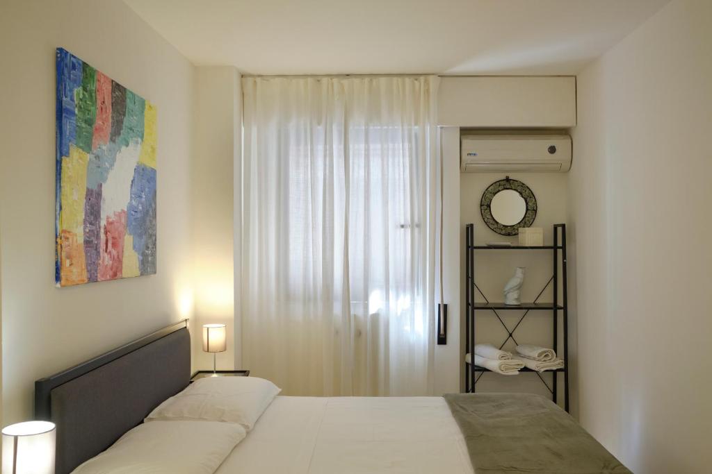 une chambre avec un lit et une fenêtre dans l'établissement Sea apartment & pool 2, à Palerme