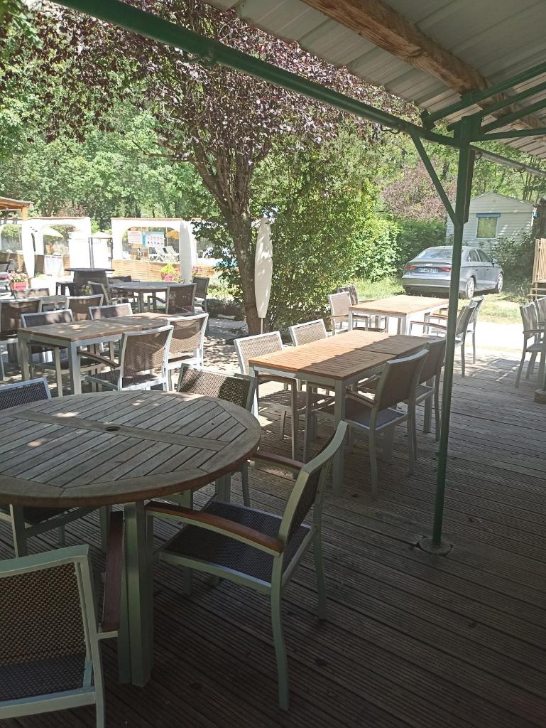 un groupe de tables et de chaises sur une terrasse dans l'établissement Mobil home, à Villefranche-de-Conflent