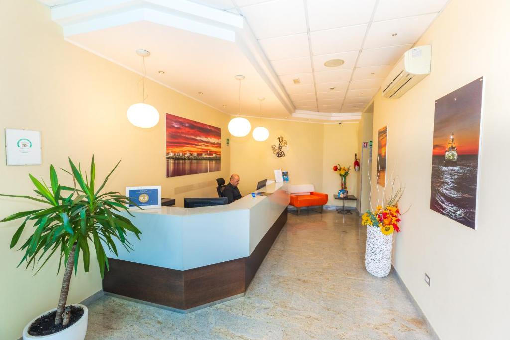 un hall d'hôpital avec une salle d'attente dans l'établissement Kiara Residence, à Giulianova 207 autres photos