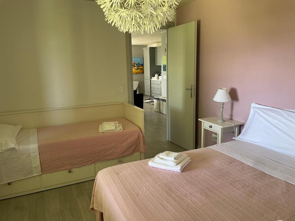 une chambre d'hôtel avec deux lits et un miroir dans l'établissement Tenuta di Quaranta, à Amaroni 14 autres photos