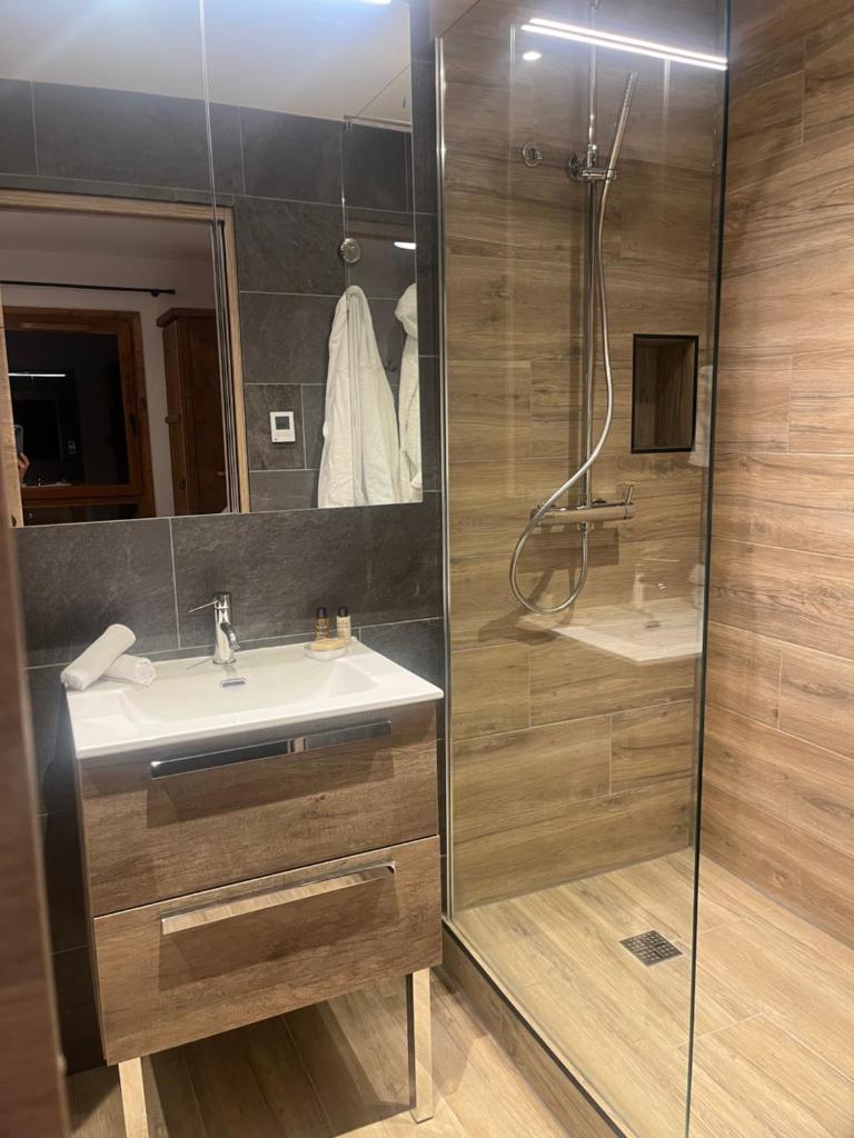 une salle de bain avec un lavabo et une douche dans l'établissement Arc 1950 Ski in Ski out and Spa- Newly refurbished 153 Sources De Marie- 2 bedroom , 2 bathroom-Sleeps 4-6, Mont Blanc view from every window, Free WiFi, à Arc 1950