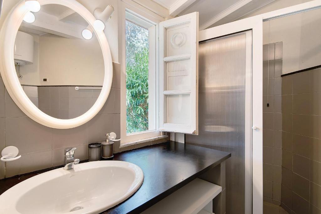 une salle de bain avec un lavabo et un miroir dans l'établissement Villa Mesco, à Levanto