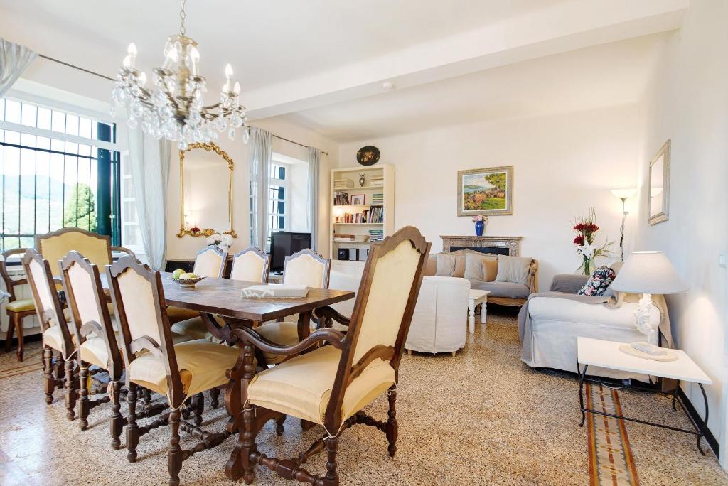 une salle à manger et un salon avec une table et des chaises dans l'établissement Villa Mesco, à Levanto