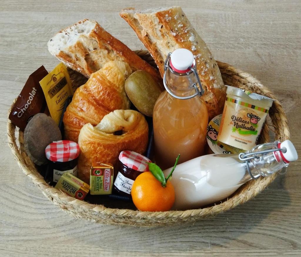 un panier rempli de pain et d'autres produits alimentaires dans l'établissement SEALOV Hébergements insolites- linge, ménage et vélos inclus, à Eaucourt-sur-Somme