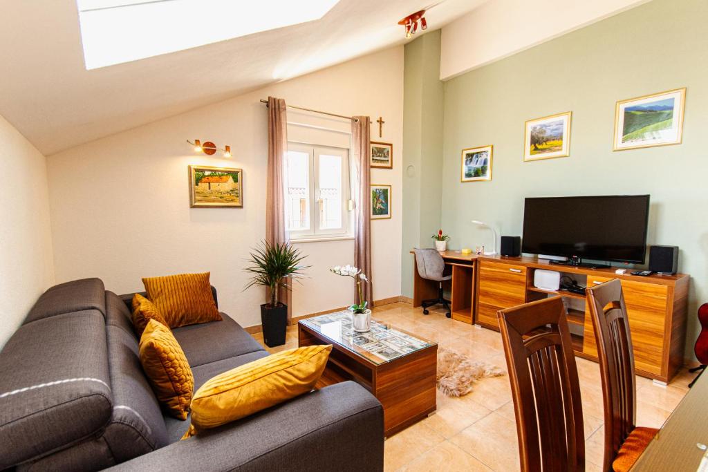 Spacious sea view apartment near Marjan & Beach 5