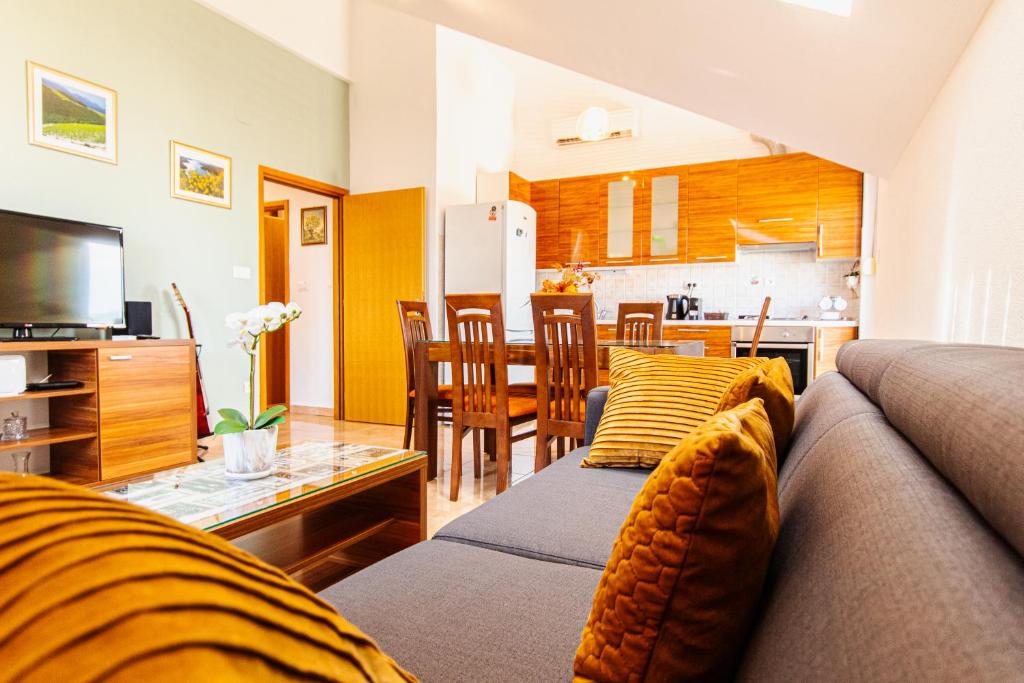 Spacious sea view apartment near Marjan & Beach 4