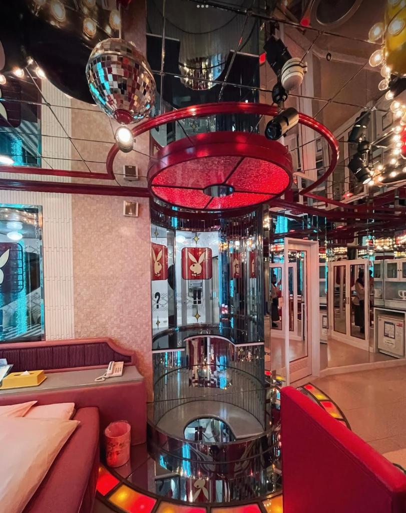 un restaurant avec une machine au milieu d'une pièce dans l'établissement ホテル　アイネ　五條店, à Nohara