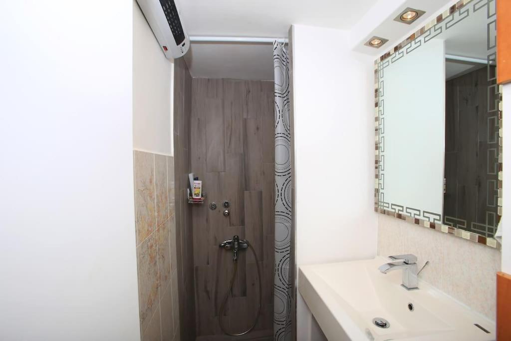 Apartment with a garden view 8