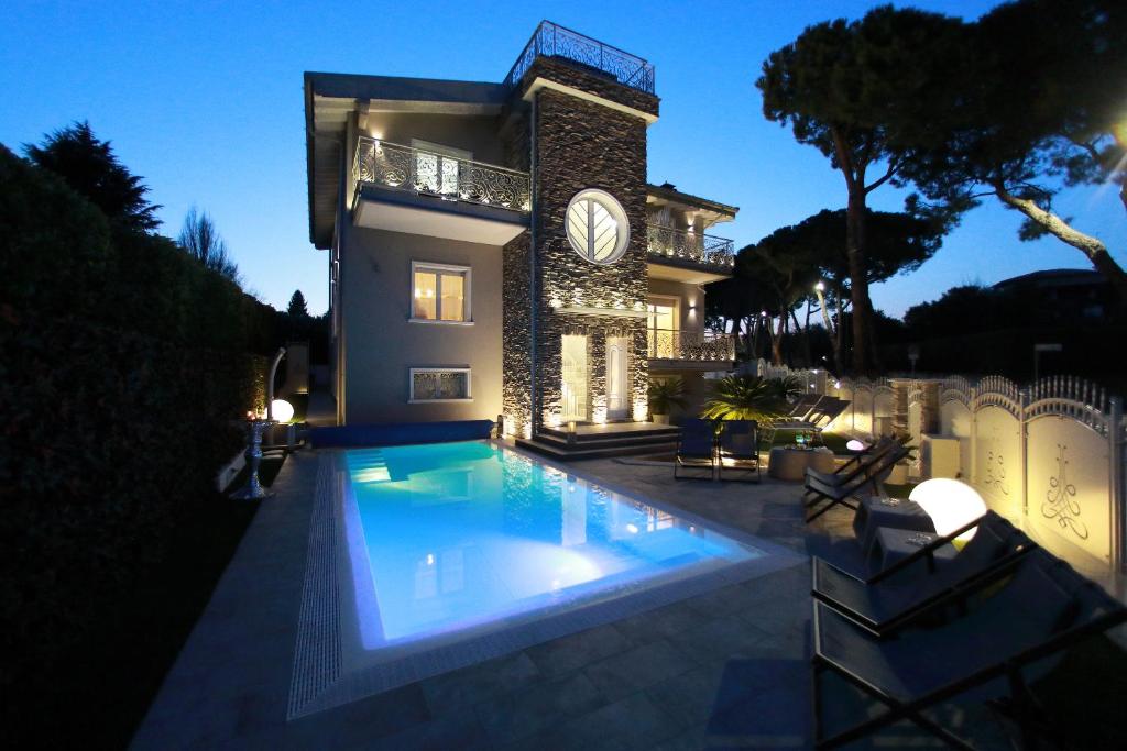 B&B Bellavista Exclusive in zona centrale con piscina -Jacuzzi vista lago LA COLAZIONE viene servita in una pasticceria rinomata ed esclusiva esterna alla struttura
