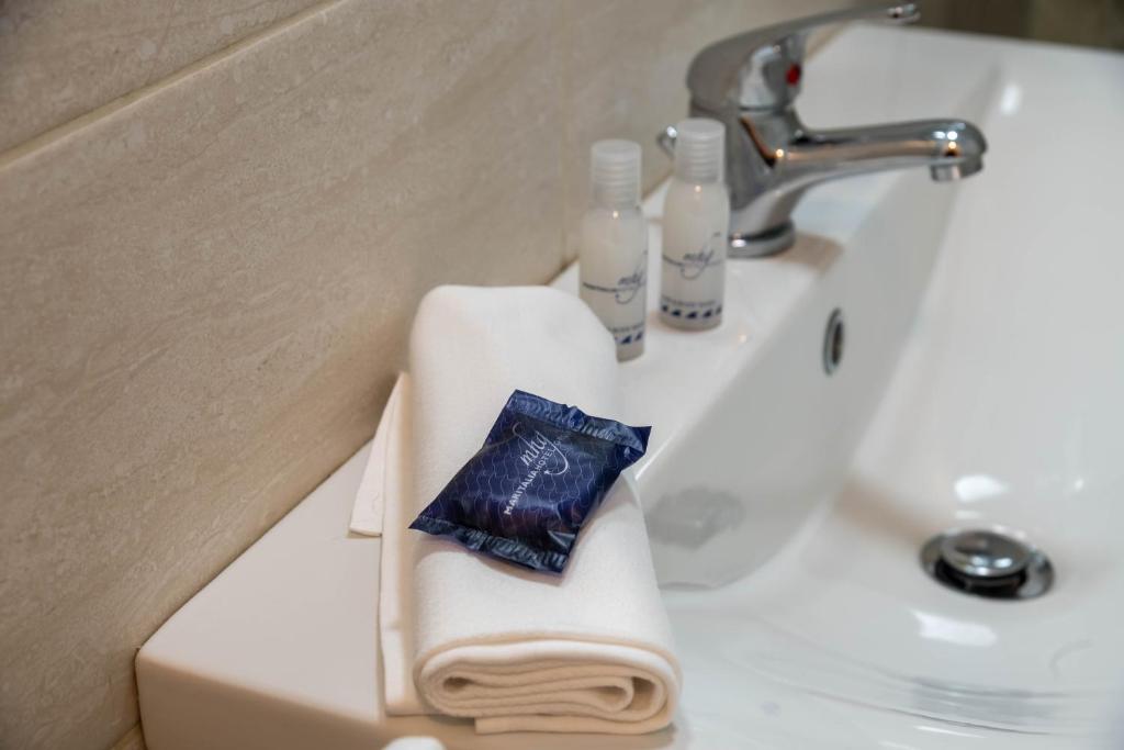 un lavabo de salle de bain avec une serviette posée dessus dans l'établissement Hotel Mira, à Peschici