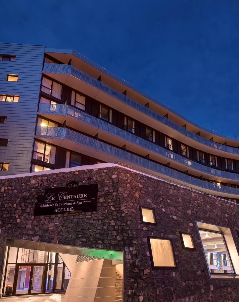 un bâtiment avec une enseigne sur la façade dans l'établissement CGH Résidence Boutique Le Centaure, à Flaine