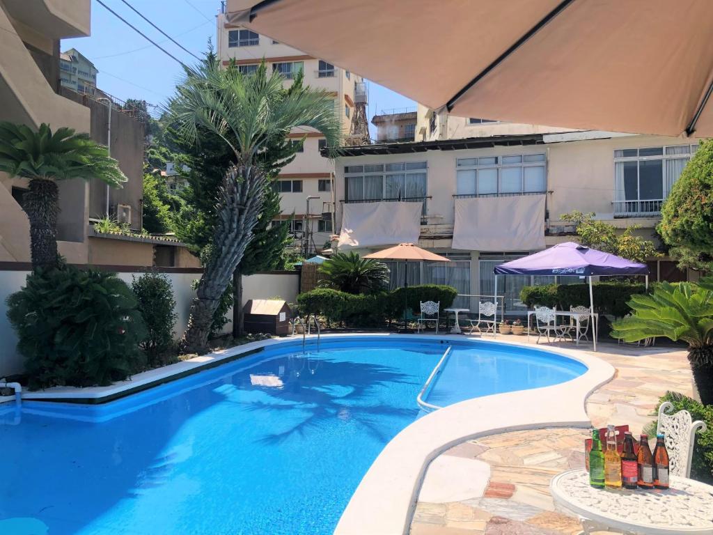 une piscine au milieu d'un immeuble dans l'établissement Atagawa Yamatokan, à Higashiizu