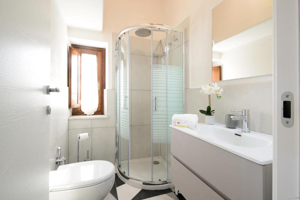 une salle de bain avec une douche, des toilettes et un lavabo dans l'établissement Dimora F F Famiglia Fanucchi, à Lucques