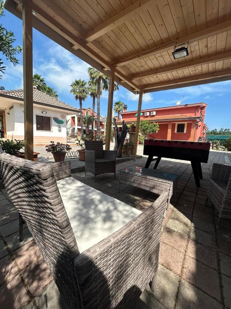 un patio avec des chaises, une table et un piano dans l'établissement Appartamenti Vacanze Minervino, à Vieste