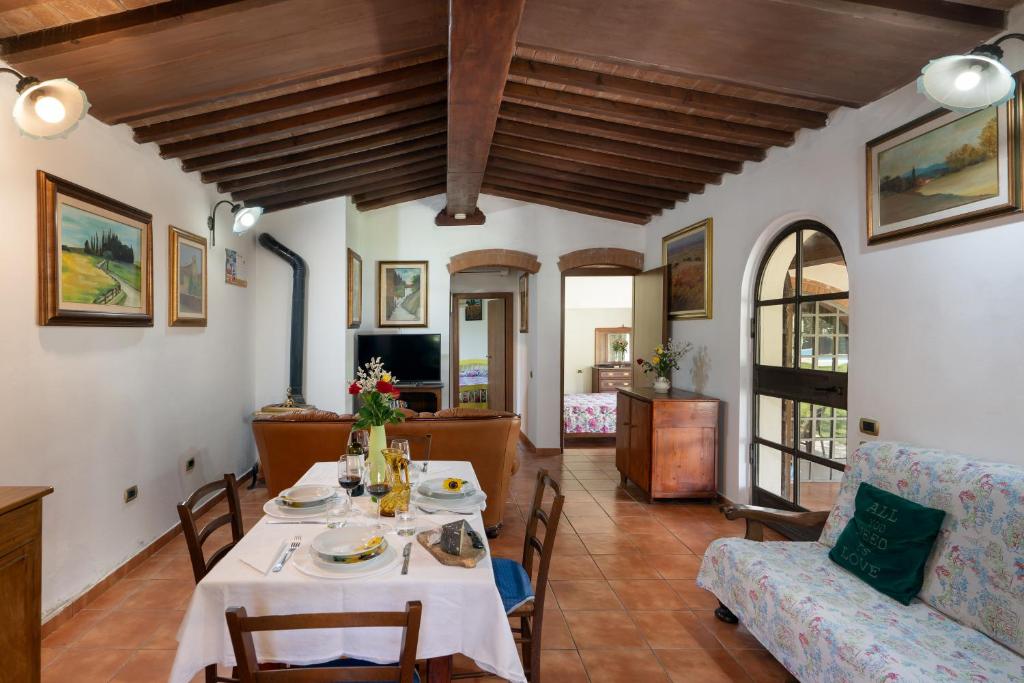 un salon avec une table et un canapé dans l'établissement Villa Le Vigne, à Bibbona