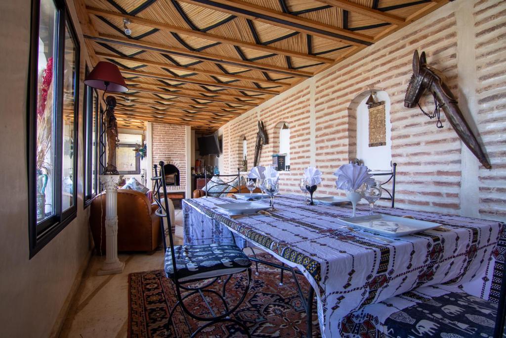 une chambre avec une table avec un chiffon de table bleu et blanc dans l'établissement Riad Dar Oulhoum, à Marrakech
