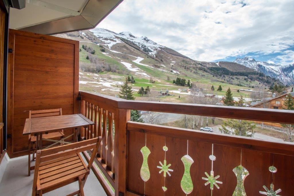 d'un balcon avec un banc et une vue sur la montagne. dans l'établissement résidence Plein Sud à côté Jandri express, front de neige, vue splendide, Label 2 Alpes, classé 2 étoiles Tourisme, à Les Deux Alpes