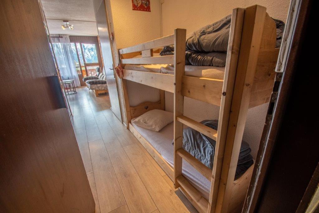 Cette chambre comprend 2 lits superposés et un couloir. dans l'établissement résidence Plein Sud à côté Jandri express, front de neige, vue splendide, Label 2 Alpes, classé 2 étoiles Tourisme, à Les Deux Alpes