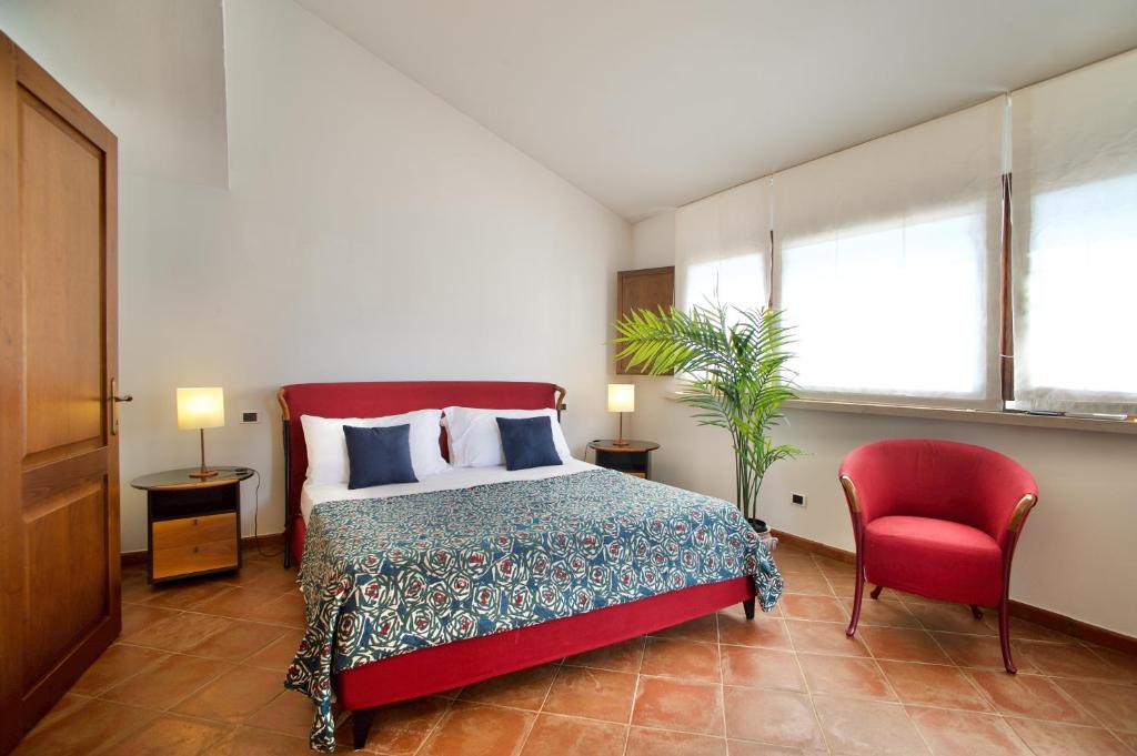 - une chambre avec un lit rouge et une chaise rouge dans l'établissement Villa del Nibbio luxury villa with pool in Umbria, à Ficulle 47 autres photos