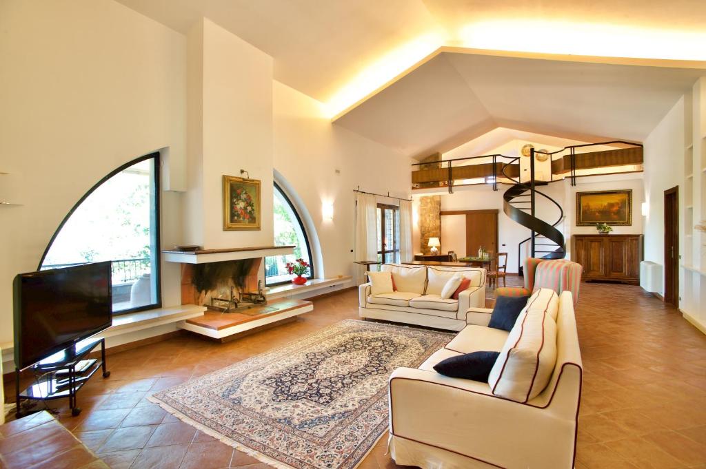 un salon avec un canapé et une télévision dans l'établissement Villa del Nibbio luxury villa with pool in Umbria, à Ficulle