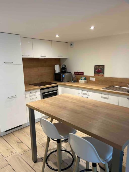 Logement avec piscine privée chauffée 4