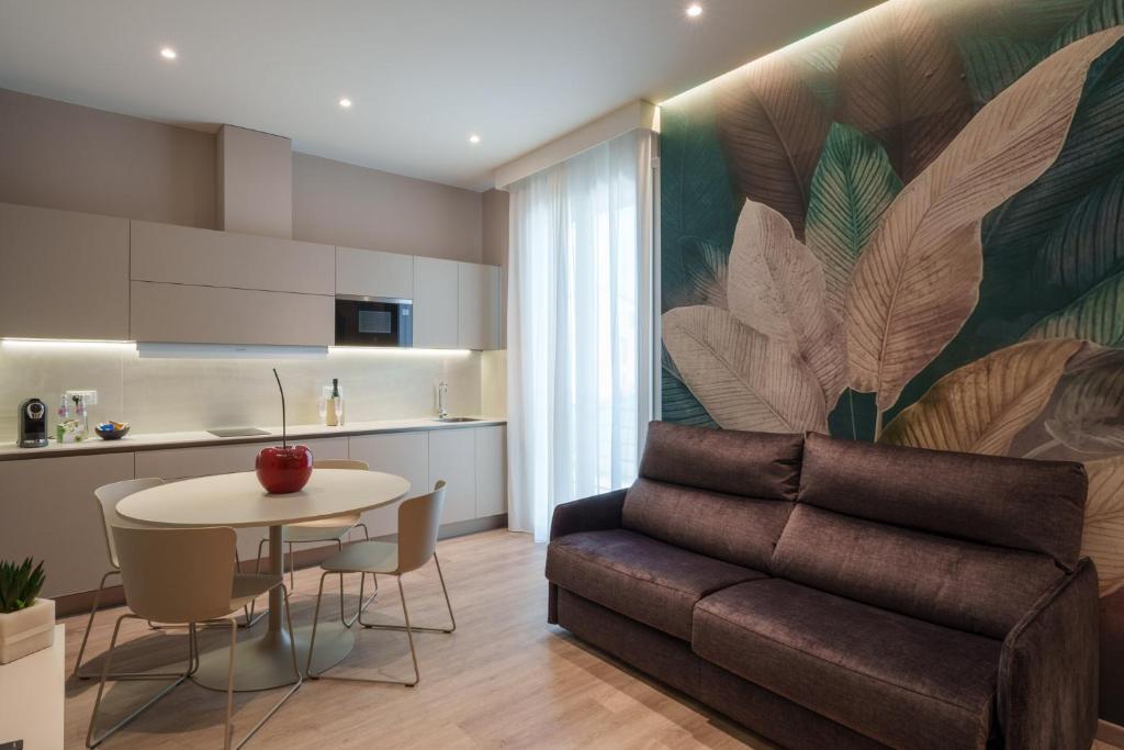 un salon avec un canapé et une table dans l'établissement Vi Suites, à Viareggio