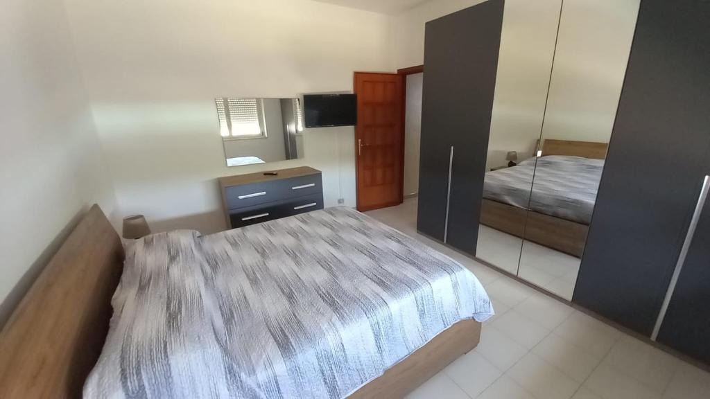 une petite chambre avec un lit et un miroir dans l'établissement Lemon Gold, à Locogrande