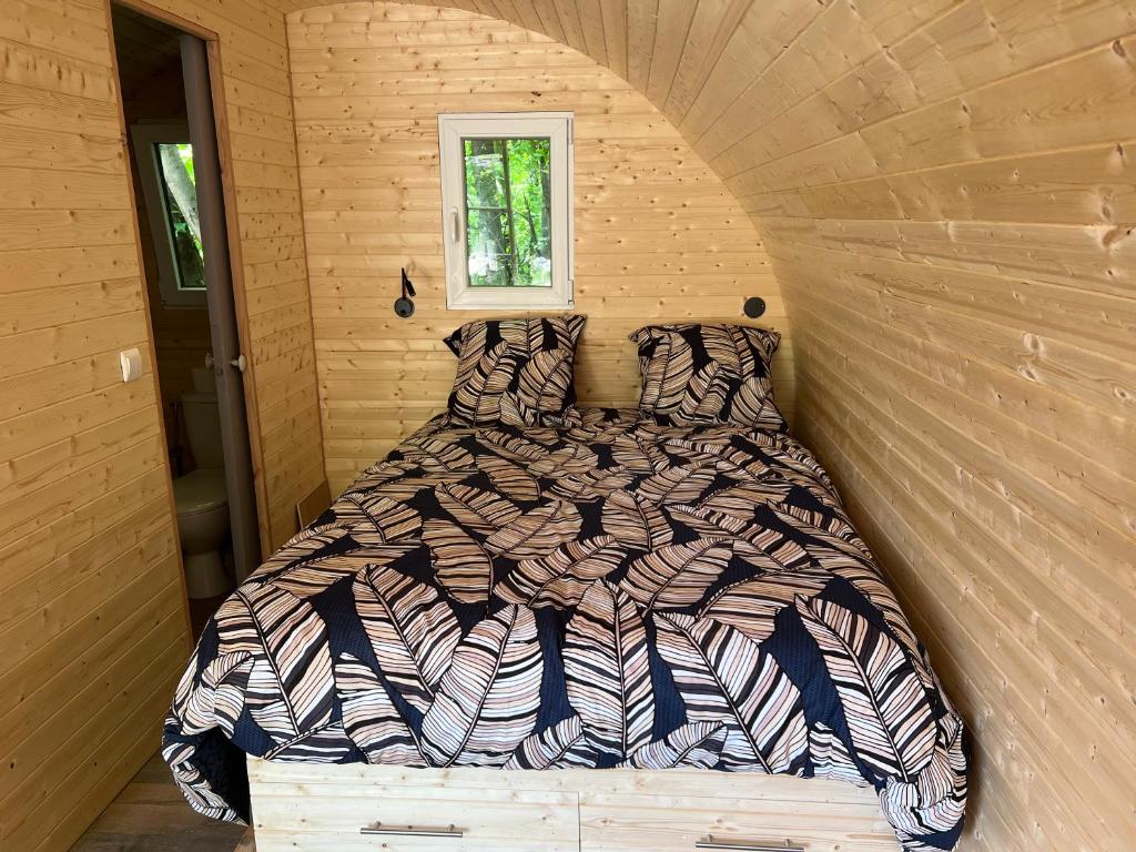 - un lit dans une petite chambre située dans une petite maison dans l'établissement La Cabane enchantée, Mas Favières, à Notre-Dame-de-la-Rouvière