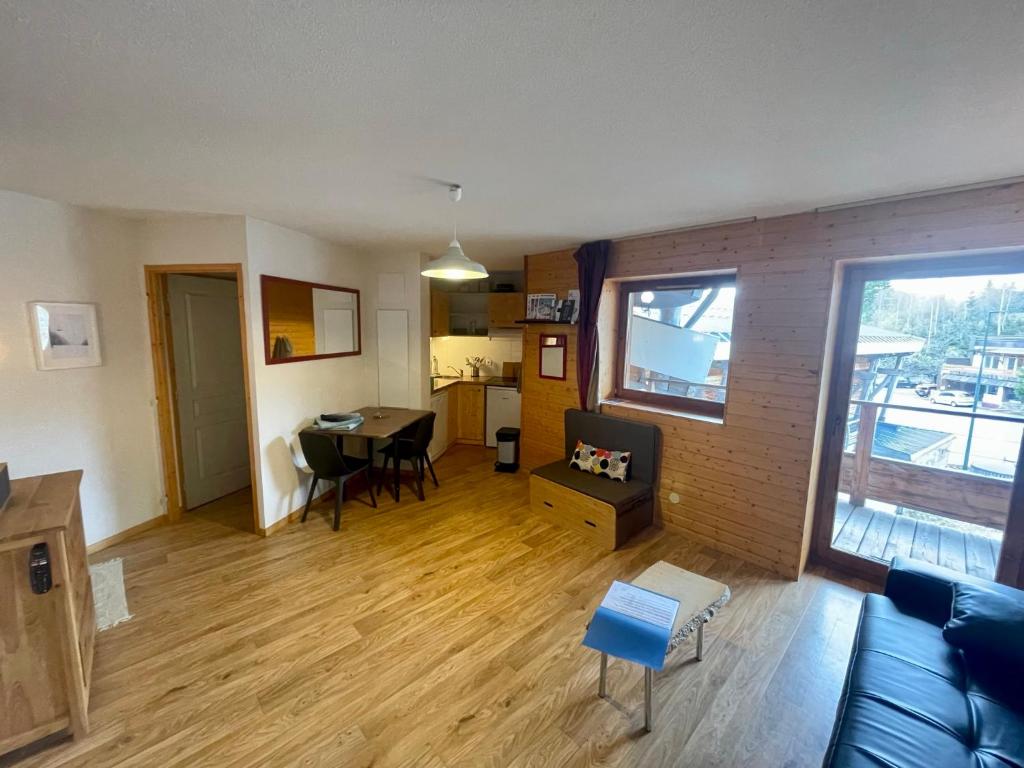 un salon avec un canapé et une table dans l'établissement Balcon de Recoin 2 Personnes, à Chamrousse