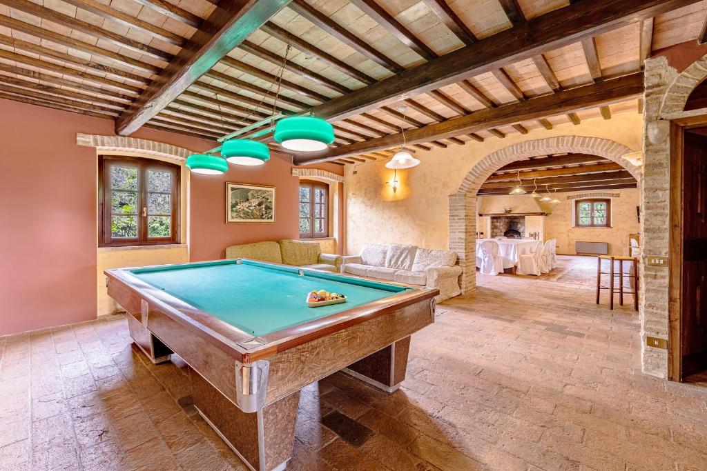 une grande pièce avec une table de billard à l'intérieur dans l'établissement Villa Del Colle - Happy Rentals, à Torgiano