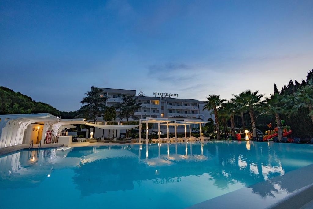 une grande piscine devant un hôtel dans l'établissement Hotel Le Palme, à Paestum