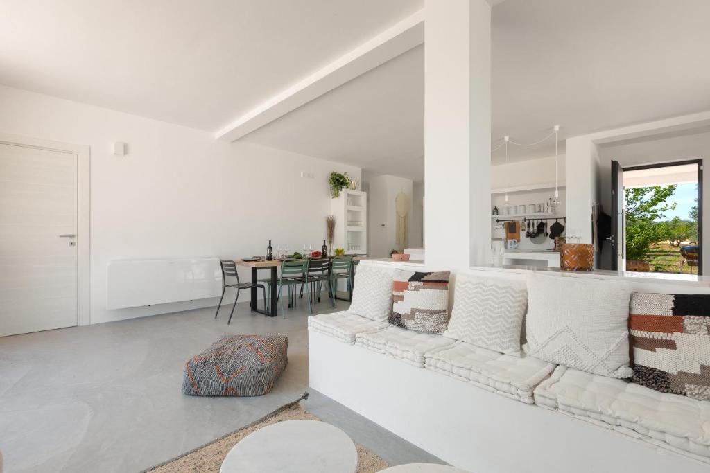 un salon blanc avec un canapé blanc et une table dans l'établissement Villa Sylvia by Perle di Puglia, à San Vito dei Normanni