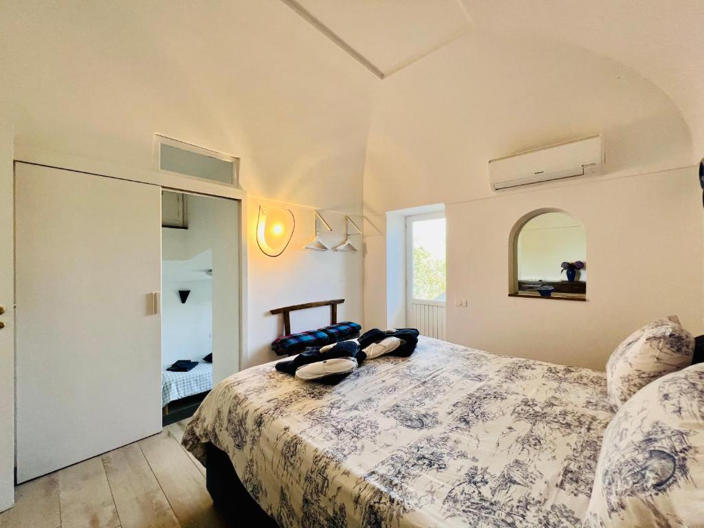 une chambre avec un grand lit et un miroir dans l'établissement Villa Gaia geo-bio Sorrento, à Sorrente