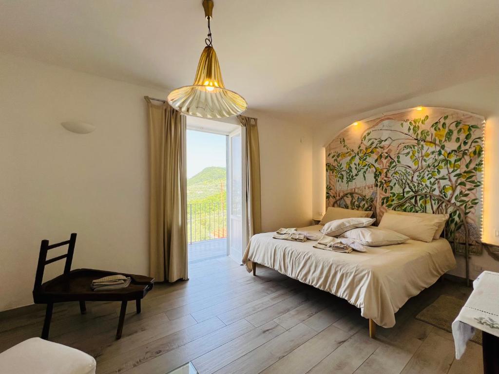 une chambre avec un lit avec un tableau sur le mur dans l'établissement Villa Gaia geo-bio Sorrento, à Sorrente 37 autres photos