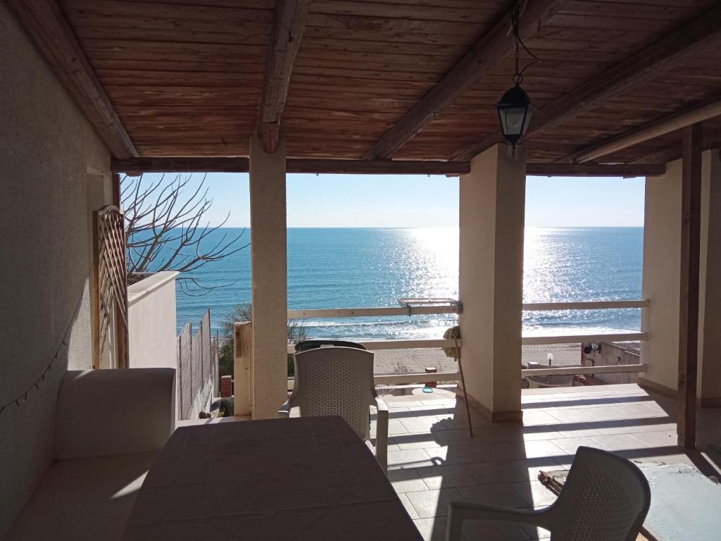 une vue sur l'océan depuis le balcon d'une maison dans l'établissement natura e relax sul mare, à Gela