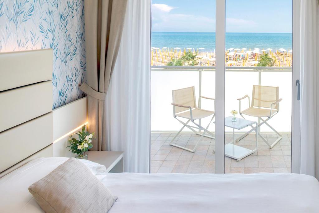une chambre d'hôtel avec un lit et une vue sur l'océan dans l'établissement Hotel Astoria, à Caorle