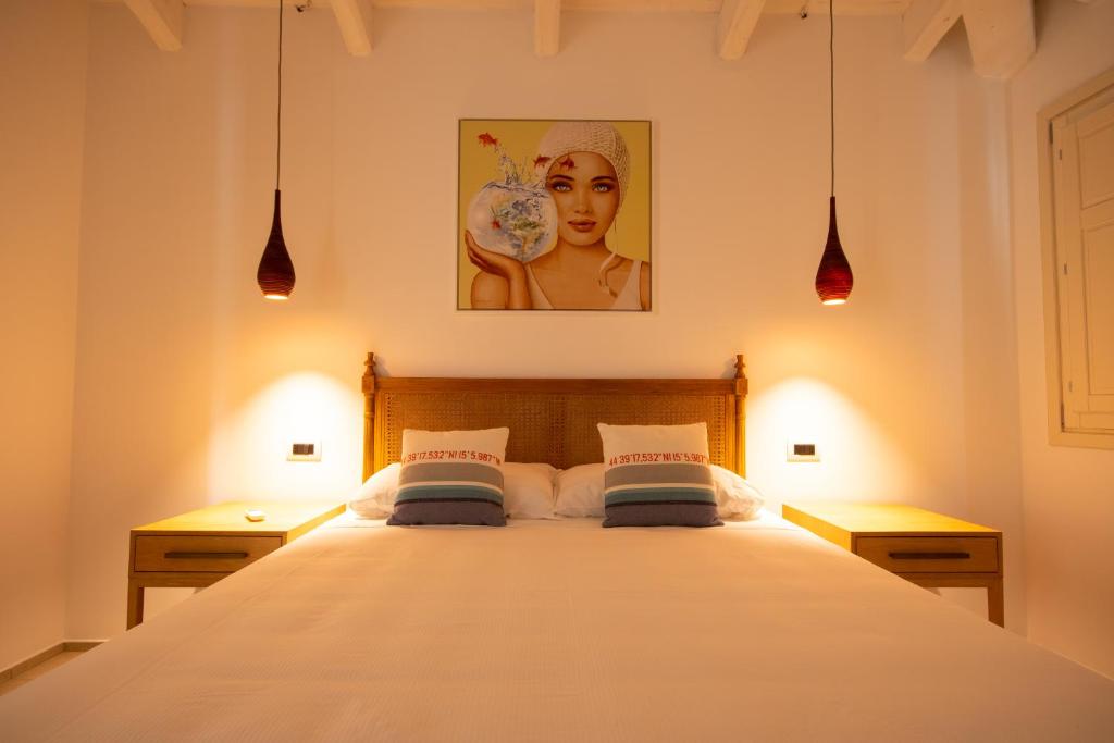 une chambre avec un grand lit avec deux tables de nuit dans l'établissement Capannizza Villas, à Budoni 57 autres photos