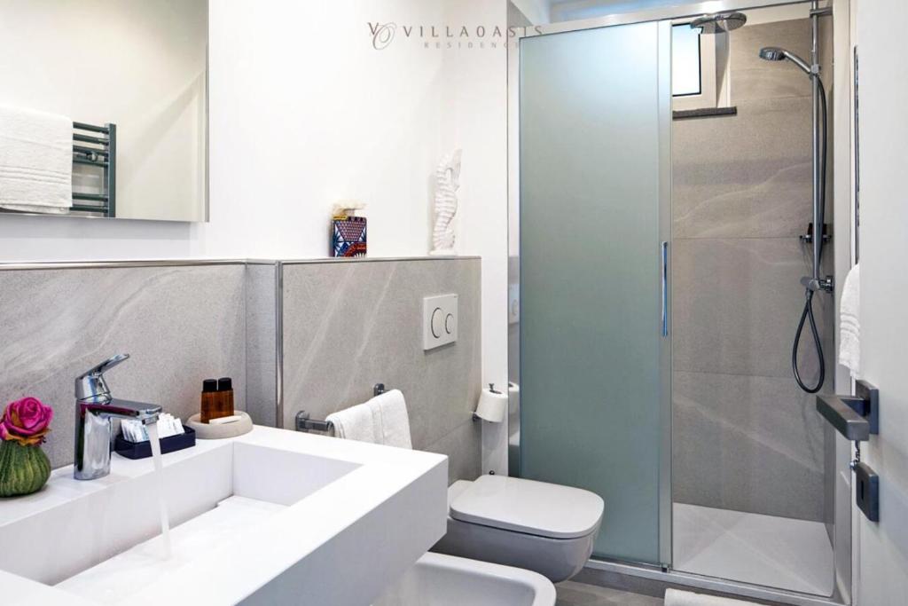 une salle de bain avec un lavabo et une douche dans l'établissement Taormina Villa Oasis Residence, à Taormine
