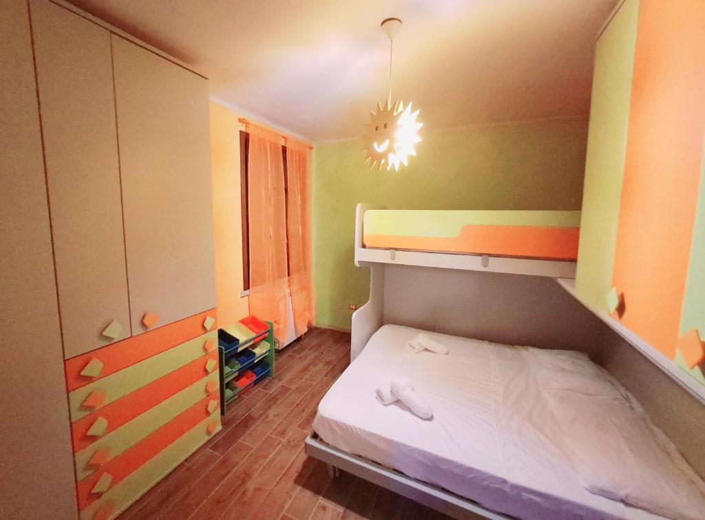 Cette petite chambre comprend un lit et des lits superposés. dans l'établissement Villa Ginevra, à San Pasquale