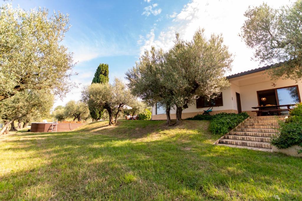 une maison avec une cour arborée et des escaliers dans l'établissement Villa Ninetta, à Bucchianico
