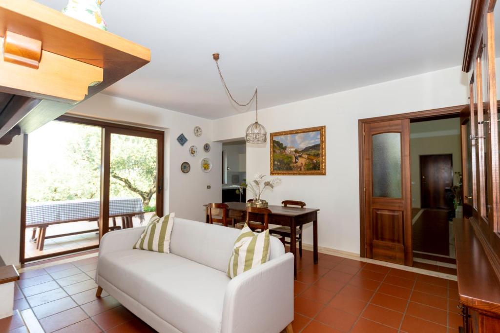 un salon avec un canapé blanc et une table dans l'établissement Villa Ninetta, à Bucchianico