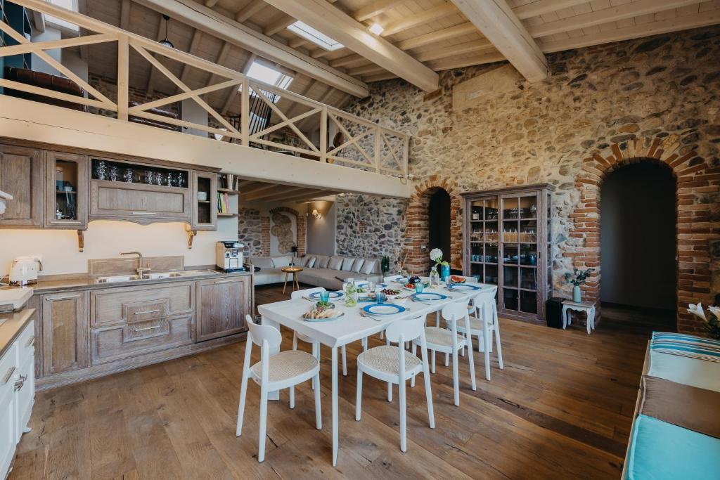 une cuisine et une salle à manger avec une table et des chaises dans l'établissement Villa Mocasina - 25 m Pool, à Calvagese della Riviera