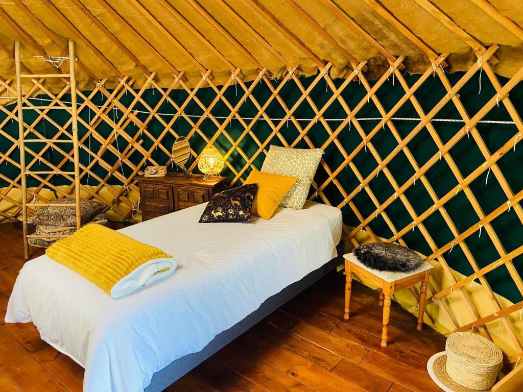 une chambre avec un lit dans une yourte dans l'établissement Yourte Maison Oya, à Montréal