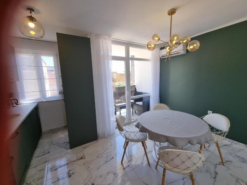 Apartment with view on city marine 4