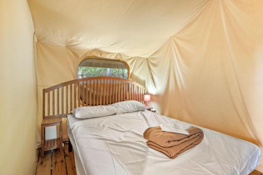 - un lit dans une tente avec une serviette dans l'établissement Camping Le Damier, à Pianottoli-Caldarello 37 autres photos