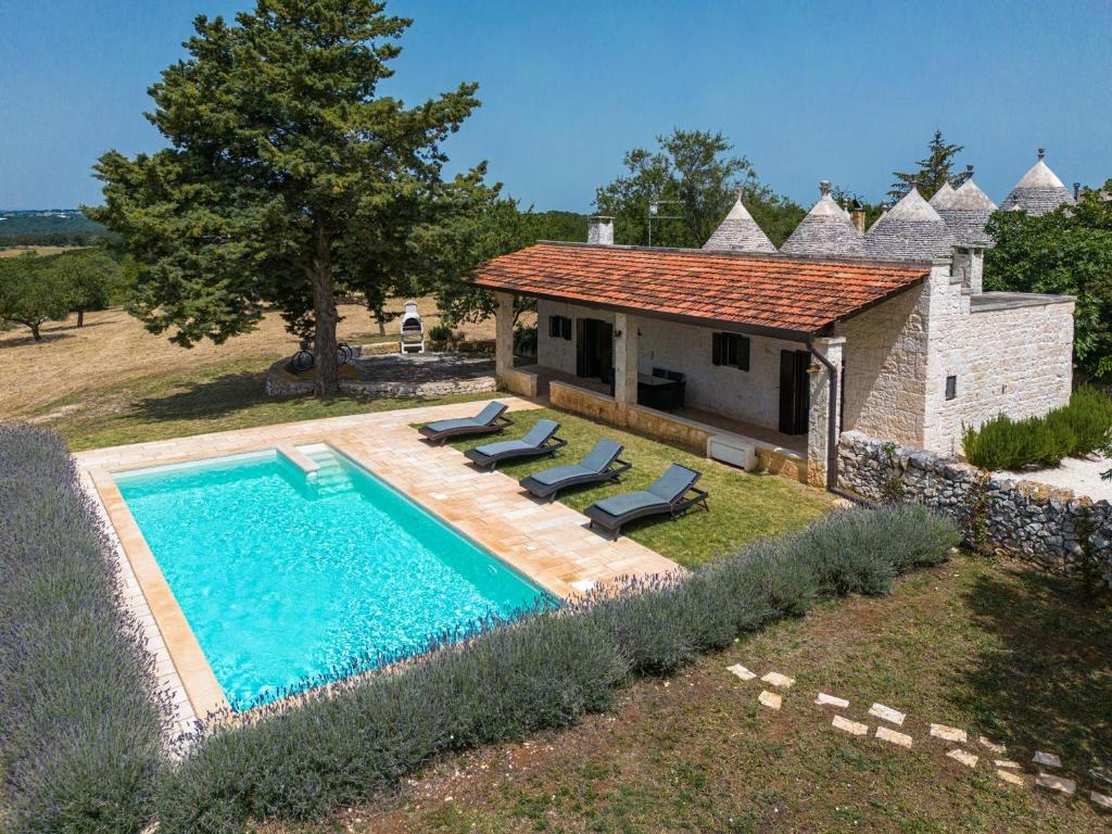 une vue extérieure d'une villa avec piscine dans l'établissement Trullo Badessa, à Martina Franca 19 autres photos