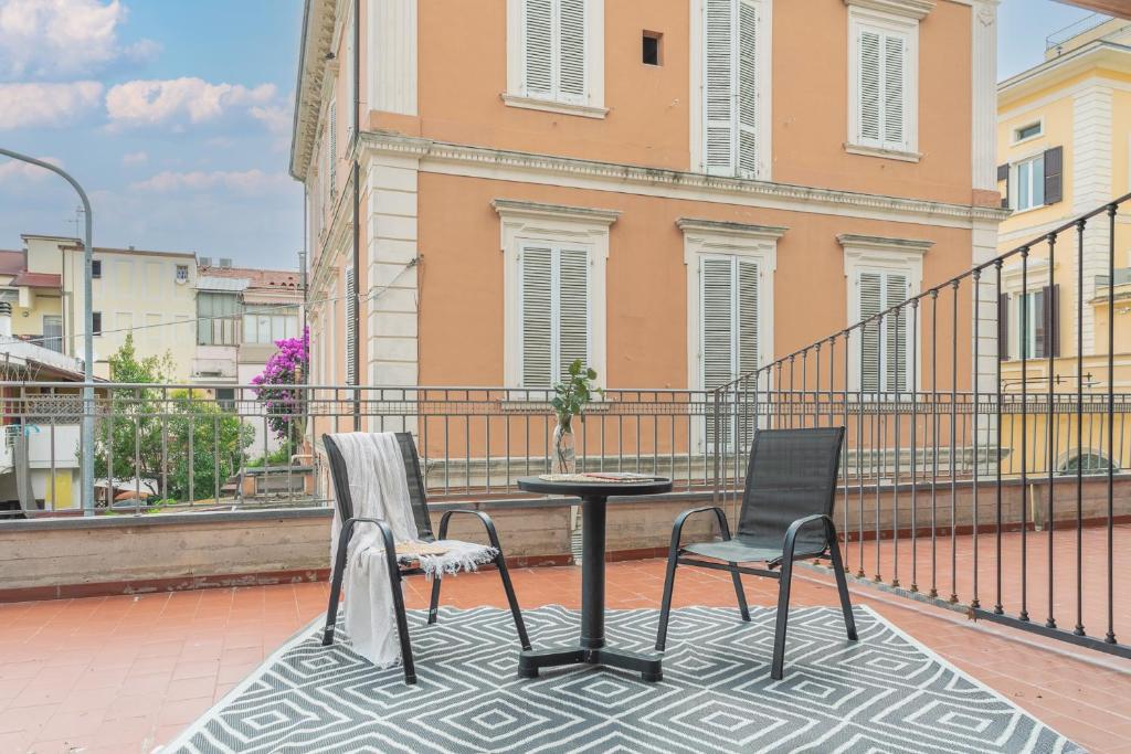 deux chaises et une table sur un balcon dans l'établissement Residence Velò - Bike & Family, à Giulianova