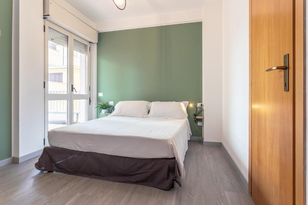 une chambre avec un grand lit dans une pièce dans l'établissement Residence Velò - Bike & Family, à Giulianova